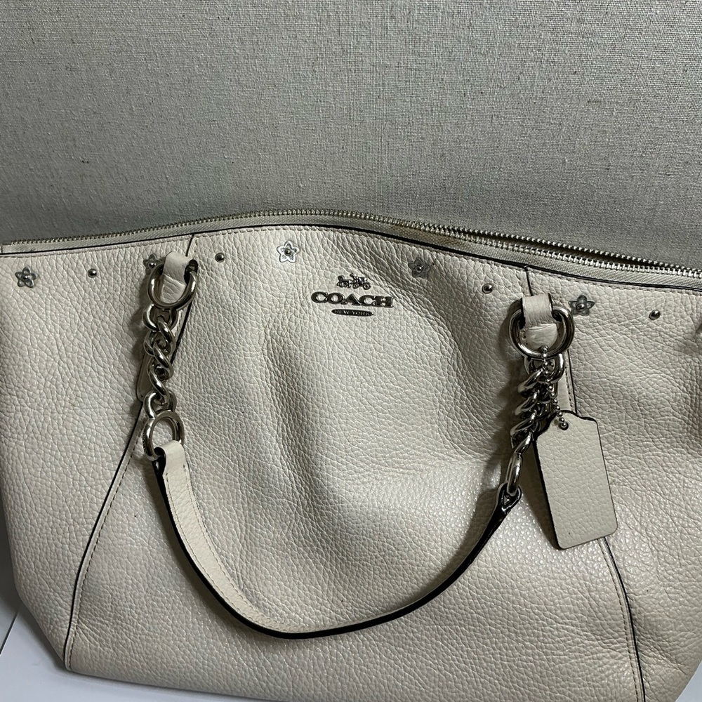 COACH KELSEY CHAIN SATCHEL WITH FLORAL RIVETS (COACH F37773)
CHALK/SILVER